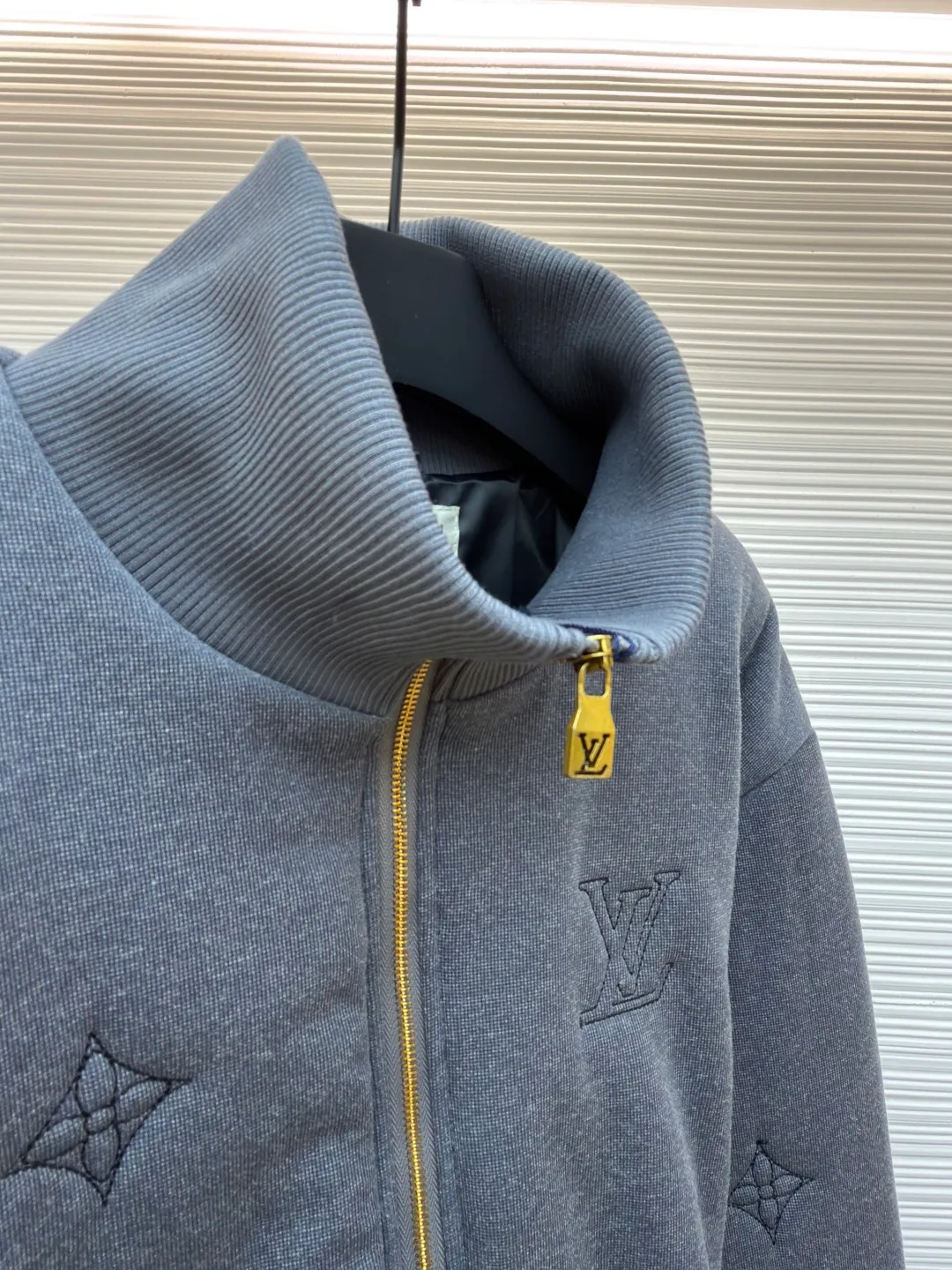 LOUIS VUITTON SKI ski series intarsia embroidered knitted cotton jacket ●Original version: purchased and developed by 32326 ●Item number: 1681833-C30 ●Fabric: cotton fabric ●Technology: knitted embroidery production ●Color: gray ●Version: fitted version ●Weight: about 1175 grams ●Size: 46-48-50-52 ●Description: This LV stand-collar jacket is made of high-density waffle knitted fabric. The surface presents the brand's classic Monogram elements (LV logo, four-leaf flower, star pattern) through the same color three-dimensional embossing process. The embossing depth is even, and the texture is low-key and layered. The placket uses a gold-plated metal zipper with precise and smooth chain teeth. The zipper head is embedded with the LV logo, and the details enhance brand recognition. The collar, cuffs and hem are all ribbed with the same fabric, with moderate elasticity to fit the body shape while ensuring wearing comfort. The body is filled with lightweight thermal cotton, which is evenly fixed through quilting technology, taking into account both bulkiness and warmth. The overall shape is a loose shoulder design, taking into account both casualness and practical wearability. It is an autumn and winter item that combines craftsmanship with brand aesthetics. The overall wiring is straight and delicate, the fabric is comfortable and soft, and the color is consistent without color difference. It can be matched with the same style to create a fashionable look and control various occasions. Customized accessories, complete with three standards, same style for men and women!